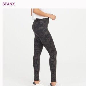 SPANX-  Camo Leggings, Matte Black Camo- size XS